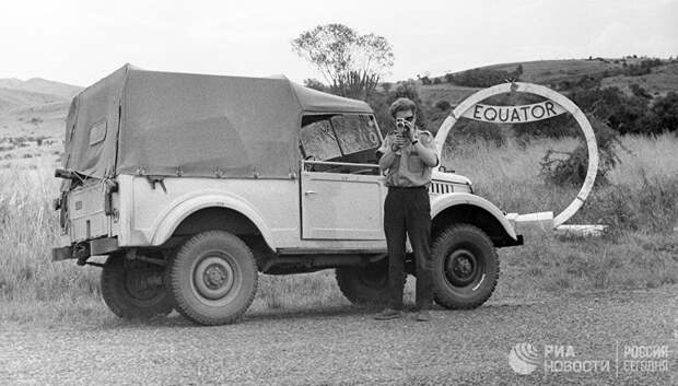 Советский автомобиль ГАЗ-69 на линии экватора в Уганде