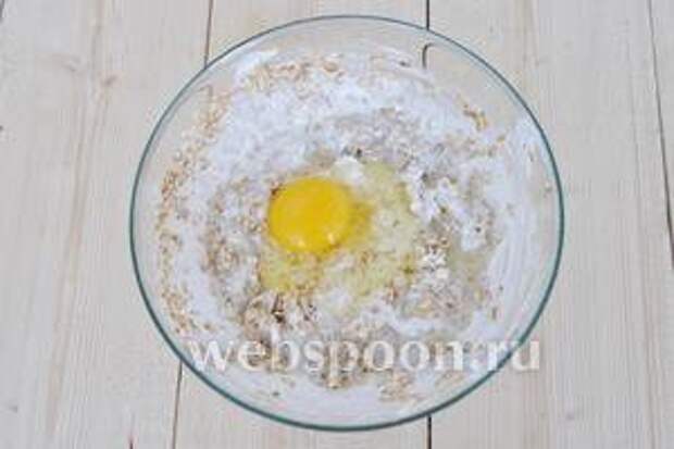 Добавить яйцо, творог и сахар. Если творог сухой то, добавьте ещё немного молока.