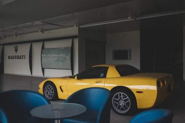 Porsche Carrera GT стоит 8 лет в заброшенном центре суперкаров в Китае