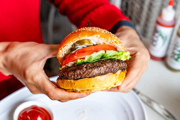 Диетолог Солнцева: человеку можно есть фастфуд без последствий два раза в месяц