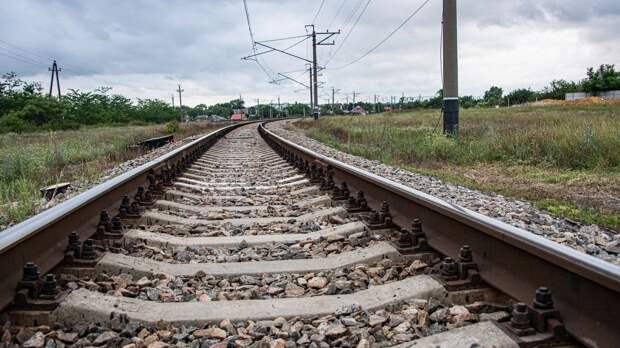 На Сахалине локомотив и 30 вагонов грузового поезда сошли с рельсов