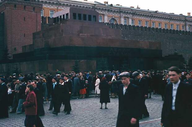 Толпа у Мавзолея Ленина на Красной площади.