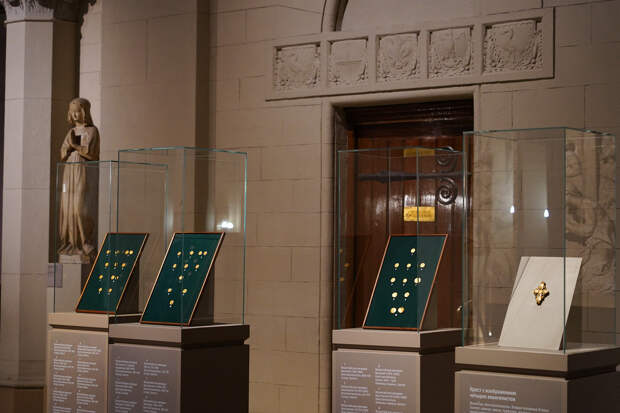 Экспозиция выставки «От рассвета до заката: византийские монеты из коллекции Г. А. Щетинина»