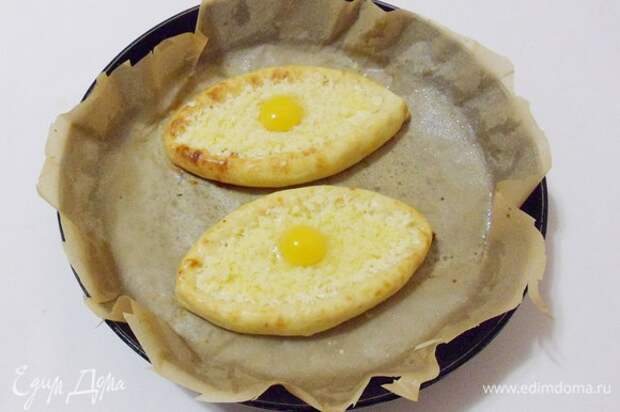 Влить по одному перепелиному яйцу и вернуть в духовку еще на 3 минуты.