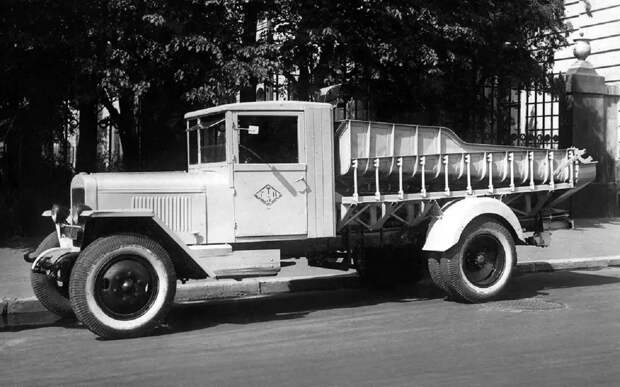 Как в СССР боролись с гололедицей при помощи ЗИС-5