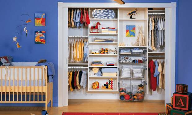 Место, где можно прятать вещи и спрятаться самому: какой шкаф-купе нужен в детской комнате