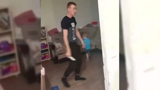 Многодетный отец с ножом / Кадр из видео: Baza