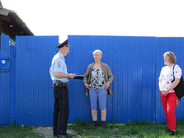 Невьянские полицейские совместно с почтальонами вышли в рейд и рассказали пенсионерам о мерах по профилактике мошенничества