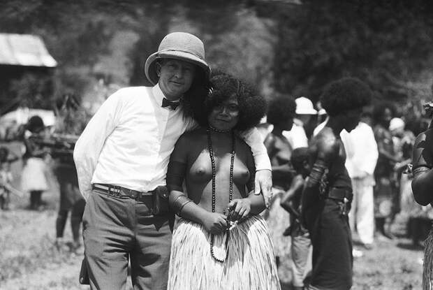 Путешественник фотографируется с местной жительницей в Порт-Морсби. Папуа-Новая Гвинея, 1920 год.