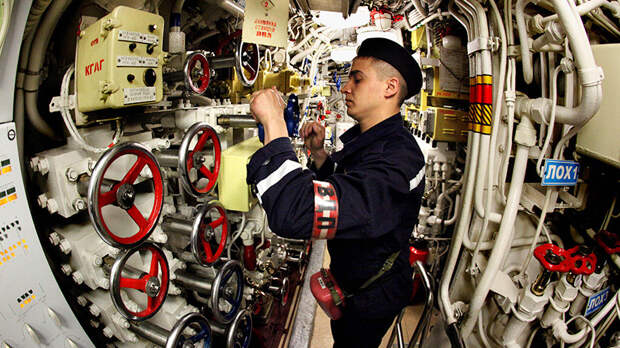 Трюмный матрос дизельной подводной лодки «Усть-Камчатск» Тихоокеанского флота Павел Крайнов во время тренировки. 