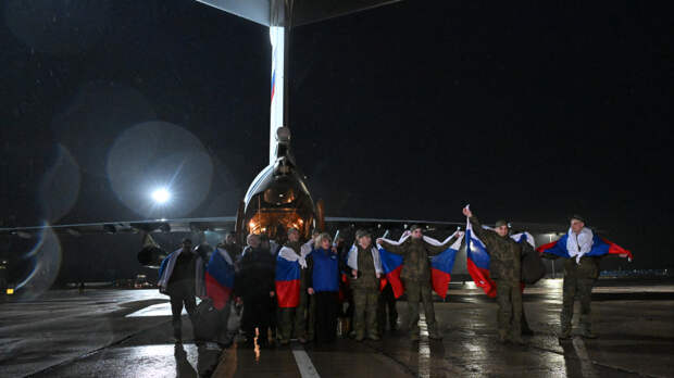 В Подмосковье приземлился самолет с вернувшимися из украинского плена российскими военными
