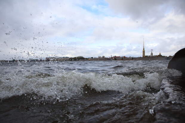 В Петербурге 9 мая ждут сильный ветер и гололед