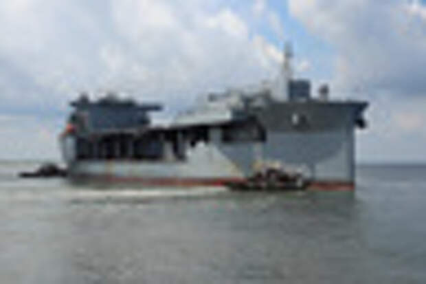 В ходе церемонии, организованной 17 августа в порту в Аль-Хидде в Бахрейне, в состав ВМС США вошла экспедиционная морская база USS Lewis B. Puller (ESB 3). Корабль стал первым американским военным судном, введенным в эксплуатацию на территории иностранного государства. Полное водоизмещение USS Lewis B. Puller — 78 тысяч тонн, что делает его крупнейшим неатомным кораблем в составе ВМС США. Длина экспедиционной морской базы достигает 233 метров, максимальная ширина составляет 50 метров. USS Lewis B. Puller может разместить по четыре тяжелых вертолета Sikorsky CH-53 Sea Stallion и противоминных беспилотных катера на подводных крыльях Mark 105 . На корабле находится вертолетный ангар и несколько складских помещений.