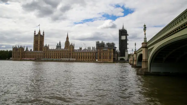 Я уеду жить в Лондон: Как депутаты с нашими деньгами бегут из страны