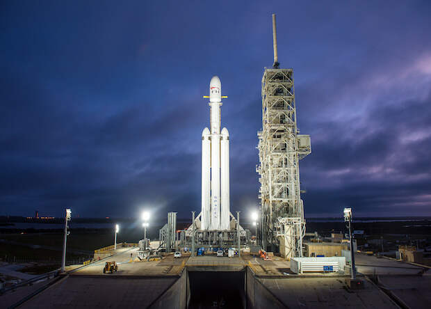 SpaceX показала видео Falcon Heavy на стартовой площадке