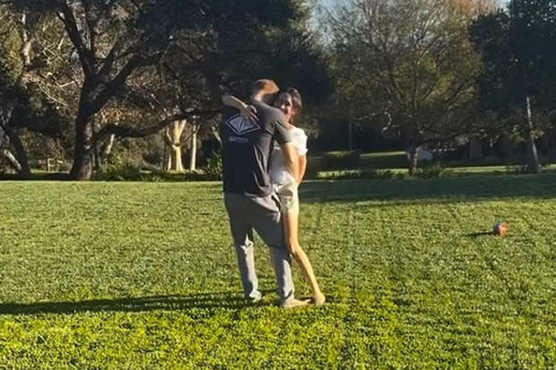 Принц Гарри положил руки на ягодицы Меган Маркл на публике