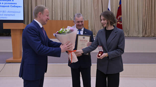 Губернатор Виктор Томенко (слева) и Александр Романенко (в центре) на вручении премии / Фото: Антон Червяков