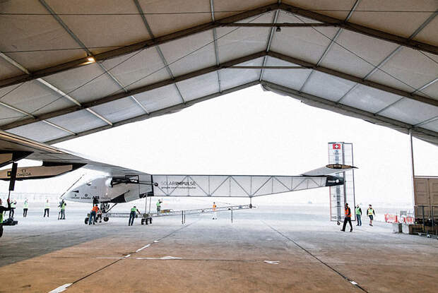 Солнечный самолет Solar Impulse 2 вылетает в кругосветное путешествие