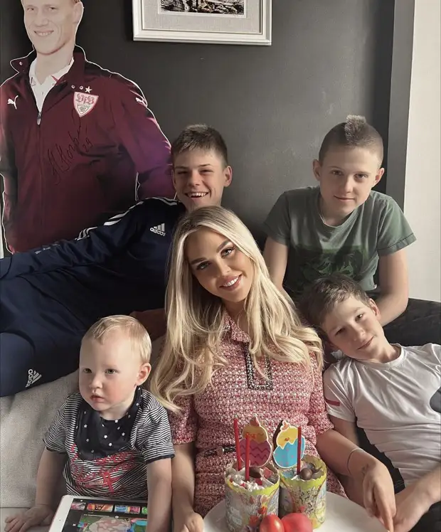 Мария Погребняк показала кадр с детьми и «картонным мужем»