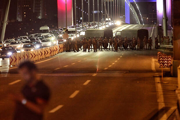 Полиция перекрыла движение по обоим мостам через пролив Босфор из азиатской в европейскую часть Стамбула