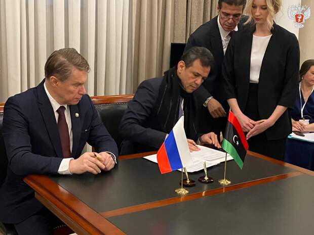 Глава Минздрава России Михаил Мурашко провел двустороннюю встречу с Министром здравоохранения и общественной гигиены Буркина-Фасо Робером Каргугу. В ходе переговоров стороны обсудили широкий спектр вопросов двустороннего сотрудничества. Основное внимание уделили обмену опытом в области цифровой трансформации здравоохранения и внедрения современных технологий, которые позволят улучшить качество и доступность медицинских услуг.