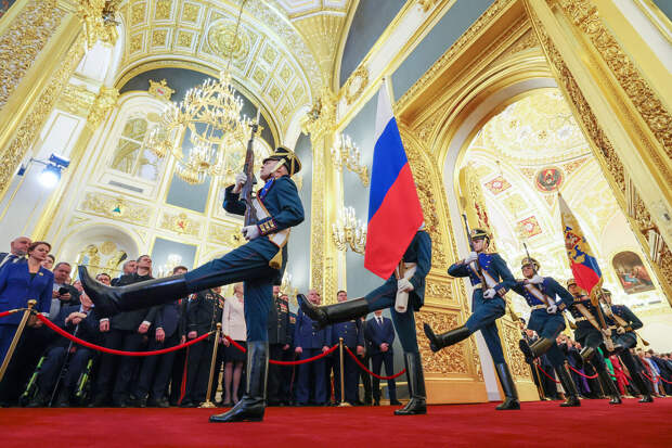 Путин после церемонии инаугурации в Кремле принимает парад Президентского полка