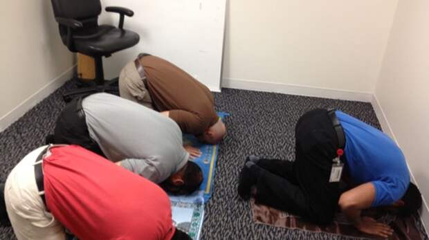 "Молитесь дома": Как в университете пресекли попытку организовать молельную комнату