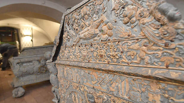 Во Франции нашли свинцовый старинный саркофаг весом в 400 кг