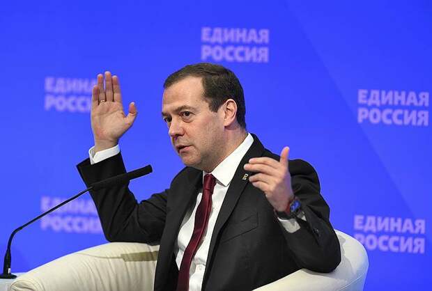 Премьер-министр, председатель партии «Единая Россия» Дмитрий Медведев 