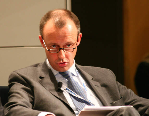 Трамп в Белом доме шутливо шлепнул канцлера Германии по колену