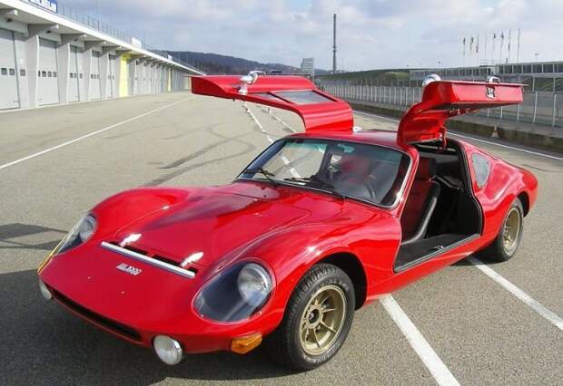 Автомобиль имел очень интересный дизайн. Автомобиль имел очень интересный дизайн.