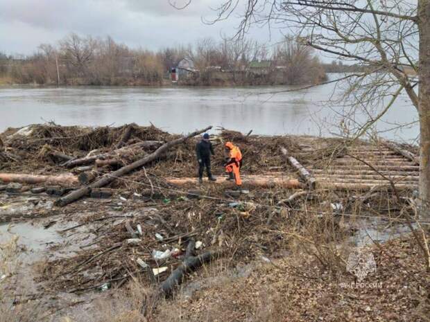 Из затопленных сел Свердловской области вывозят мусор на пароме