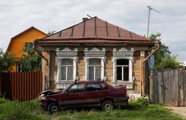 Памятники русского зодчества: разруха, спутниковые тарелки и пластиковые окна