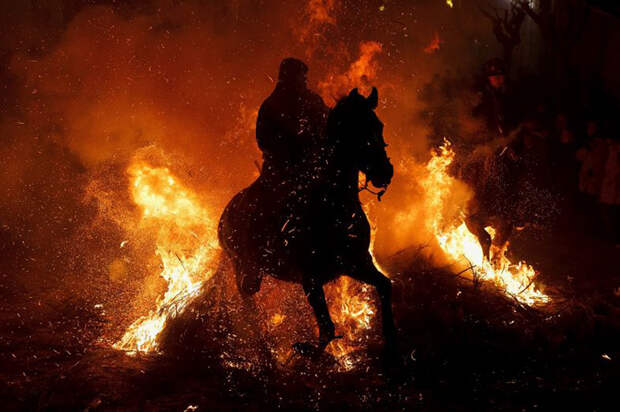 Огненный фестиваль - Сан-Бартоломе-де-Пинарес, Испания