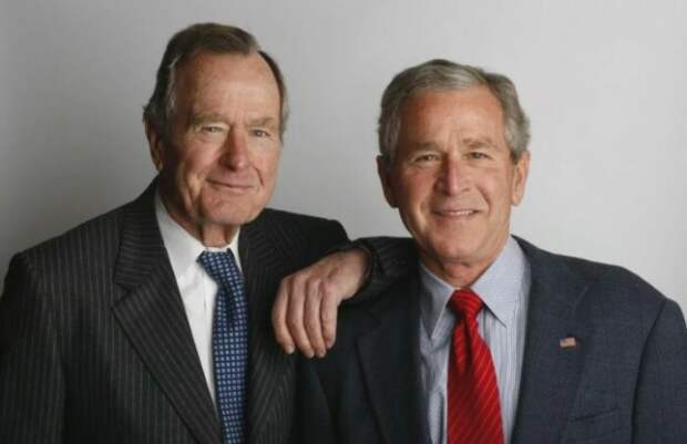 Буш старший и Буш младший оба входили в закрытые клубы. 