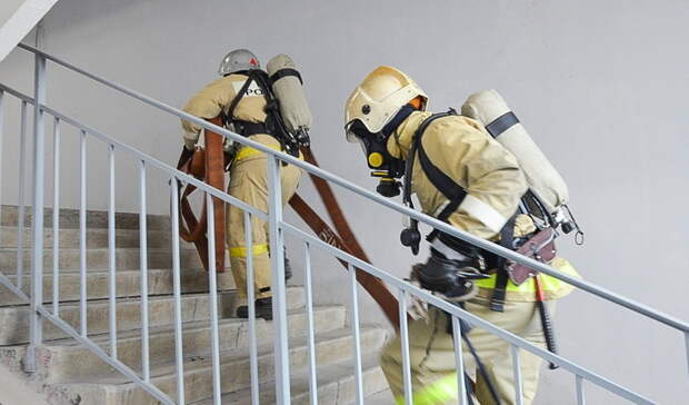 В Дзержинске из-за пожара в многоэтажке эвакуировали 68 жителей с детьми