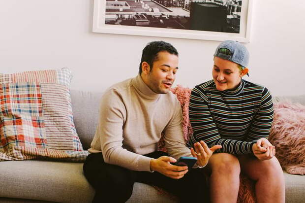 Two people discussing something on smartphone.