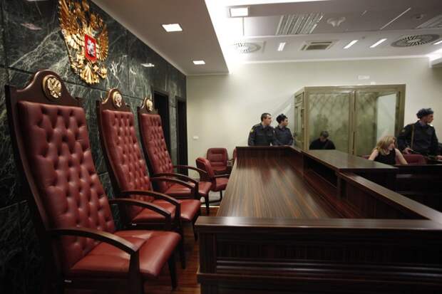 Суд арестовал имущество "золотой судьи" Хахалевой и ее окружения