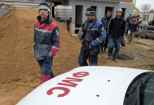 МФЦ возьмут под пристальный контроль: предлагают "посадки" за послабления иностранцам в решении вопросов с документами