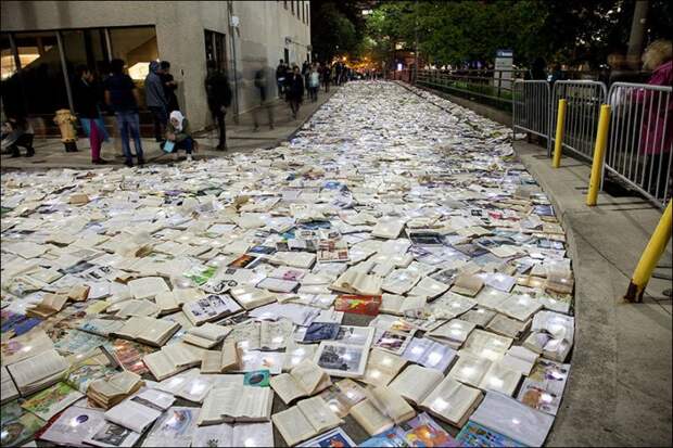 Река из 10 000 светящихся книг в Торонто