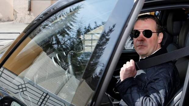 Премьер-министр РФ Дмитрий Медведев в автомобиле перед совещанием по вопросам дорожного хозяйства Омской области.