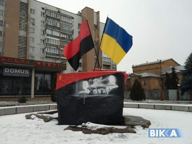 На Украине разрисовали краской памятник Бандере и Шухевичу в Черкассах