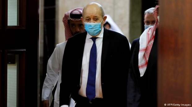 Глава МИД Франции Жан-Ив Ле Дриан в медицинской маске в столице Катара Дохе