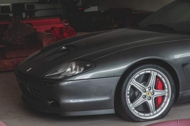 Porsche Carrera GT стоит 8 лет в заброшенном центре суперкаров в Китае
