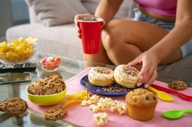 Врачи объяснили, почему постоянно тянет на сладкое и мучное