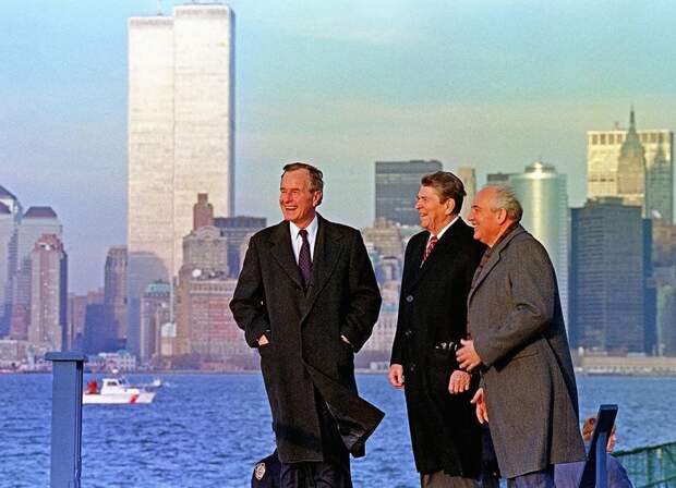 Буш и Рейган с президентом Советского Союза Михаилом Горбачевым в нижнем Манхэттене на фоне башен-близнецов. 1988