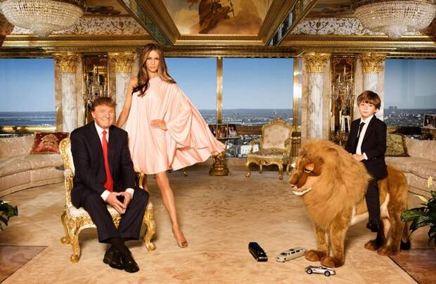 Бэррон Трамп с родителями Дональдом и Меланией Трамп