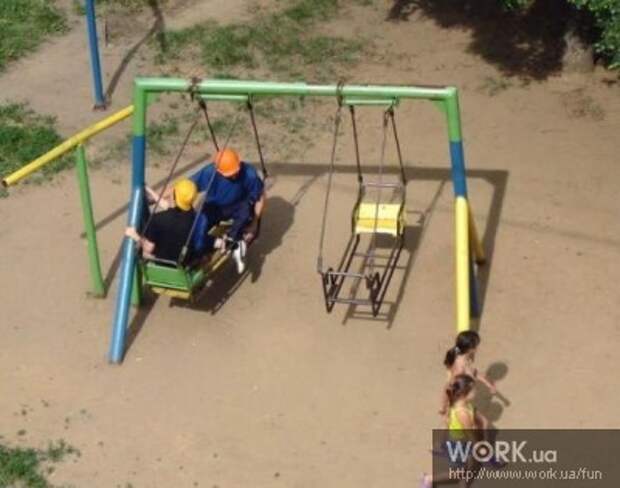 На детской площадке