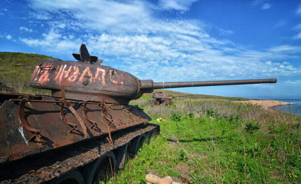 На острове ржавеют десятки танков. |Фото: livejournal.com.