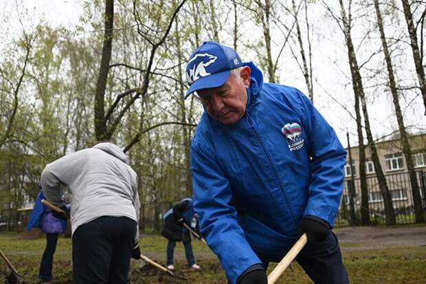 Активисты субботник на территории школы в Смоленске